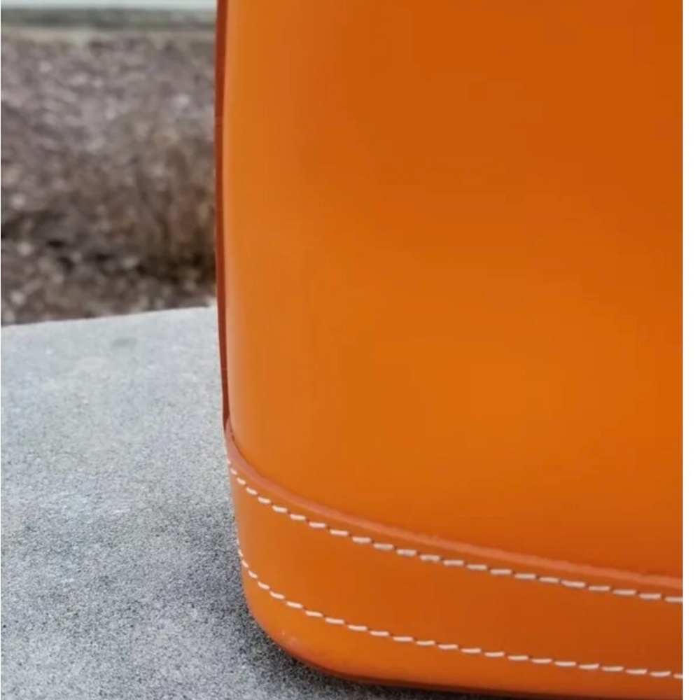 Dooney and Bourke Shoulder bag Orange. Good preowned conditions. - Picture 3 of 9